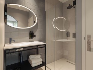 Big Double Room | Bathroom | Eco-friendly toiletries, hair dryer, towels, soap - Conscious Hotel Museum Square (Amsterdam)