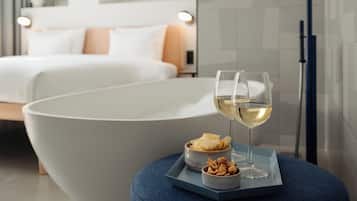 WOW Room | Luxe beddengoed, een kluis op de kamer, een bureau