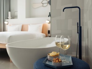 WOW Room | Tallelokero huoneessa, työpöytä, pimennysverhot, silitysrauta/-lauta