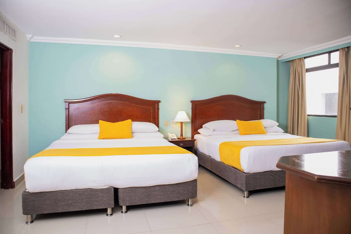 Suite Junior, non-fumeurs (2 King Beds, Family Room) | Literie de qualité supérieure, couette en duvet d'oie, minibar