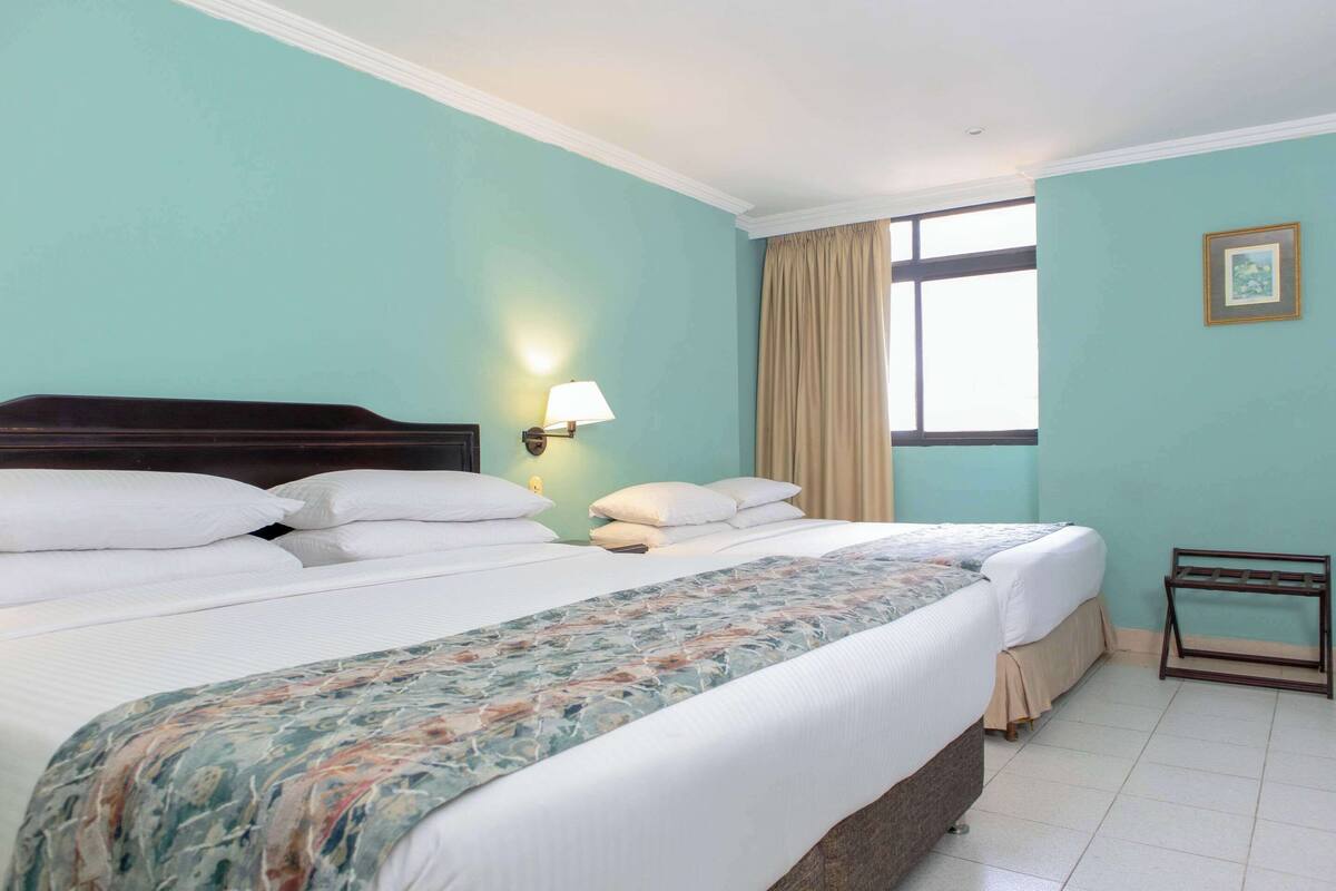 Suite, 1 très grand lit, non-fumeurs (1 Bedroom) | Literie de qualité supérieure, couette en duvet d'oie, minibar