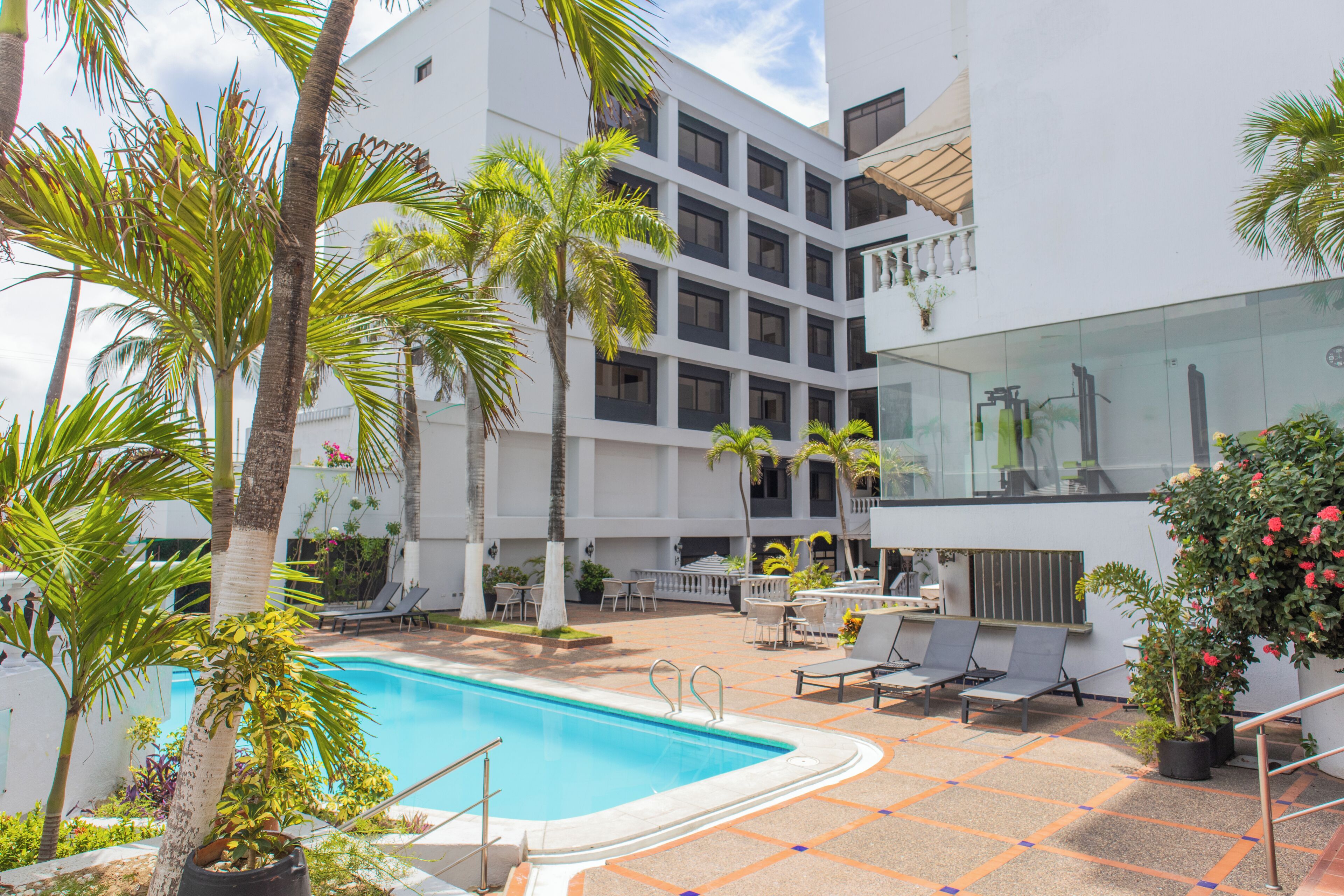 Una piscina al aire libre