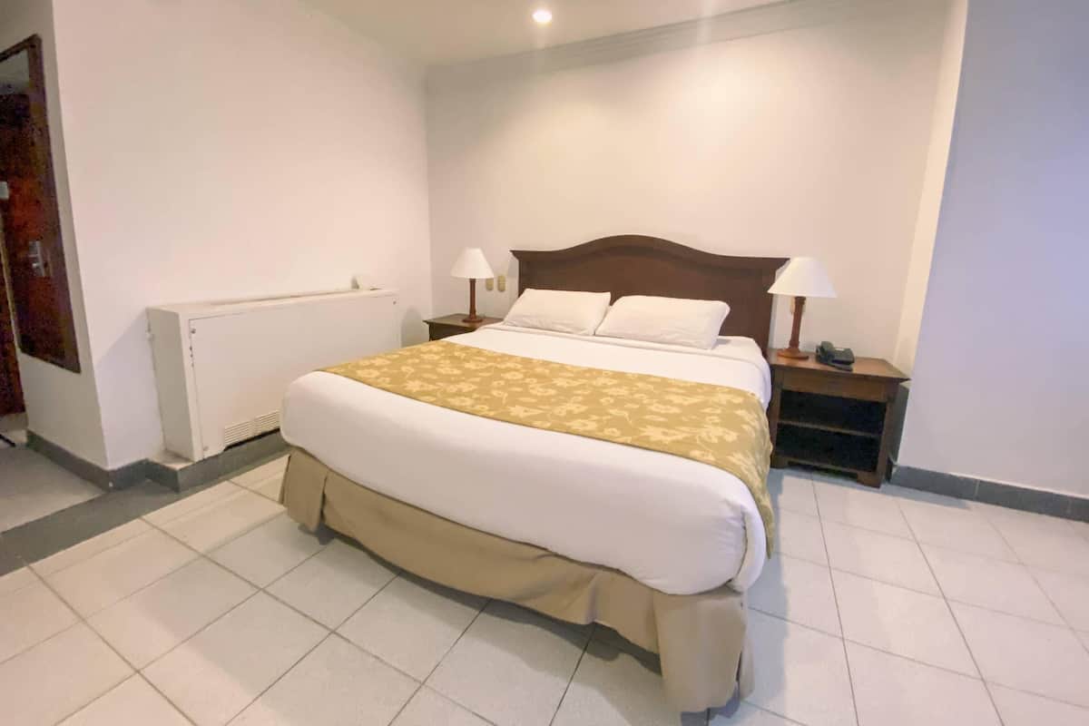 Room, 1 Queen Bed, Non Smoking | Premium bedding, down comforters, minibar, in-room safe
