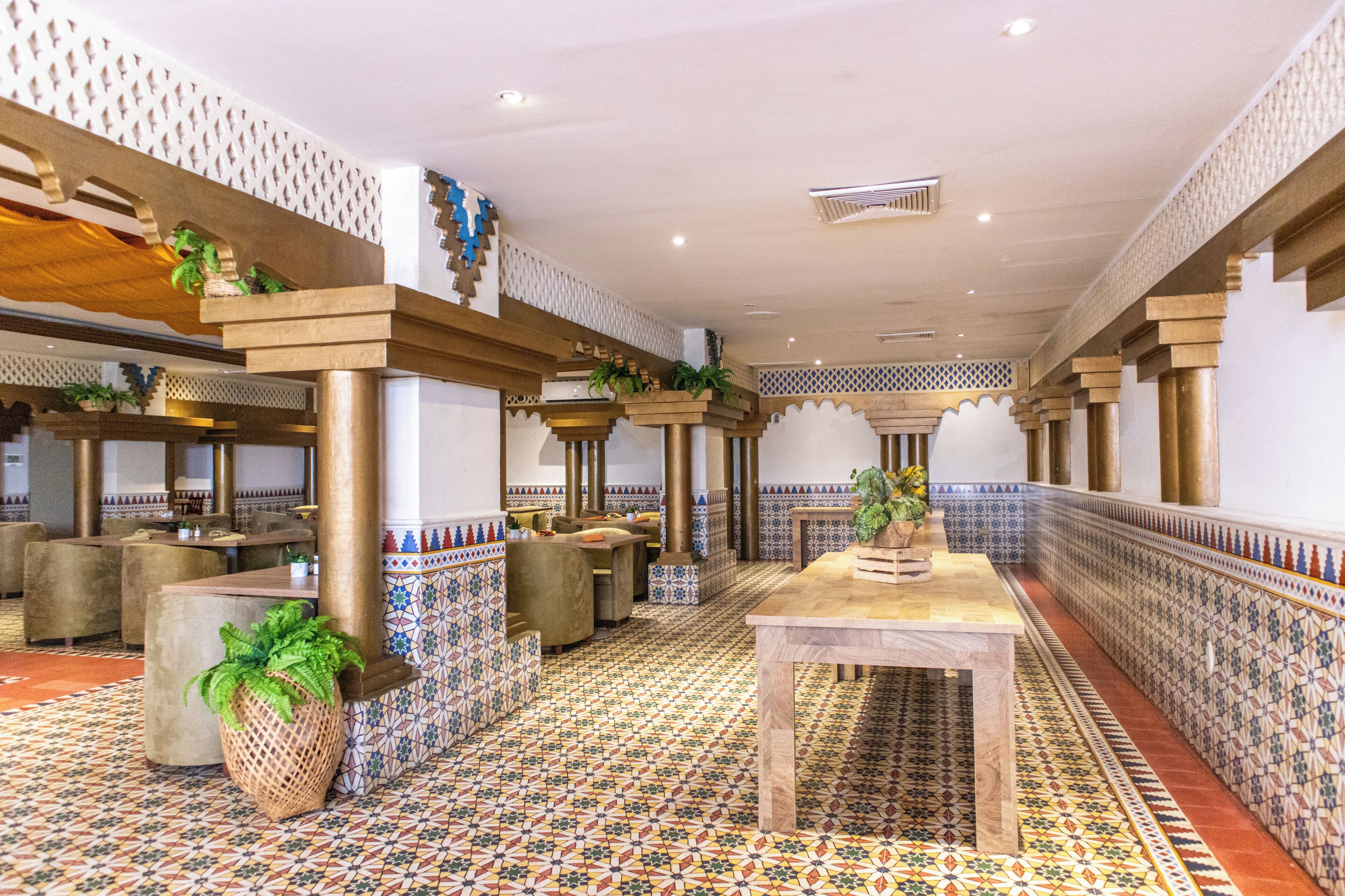 供应早餐、午餐和晚餐