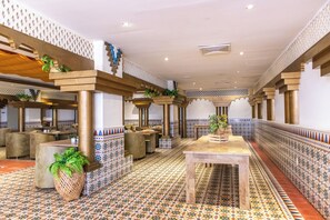 Petit déjeuner, déjeuner et dîner servis sur place