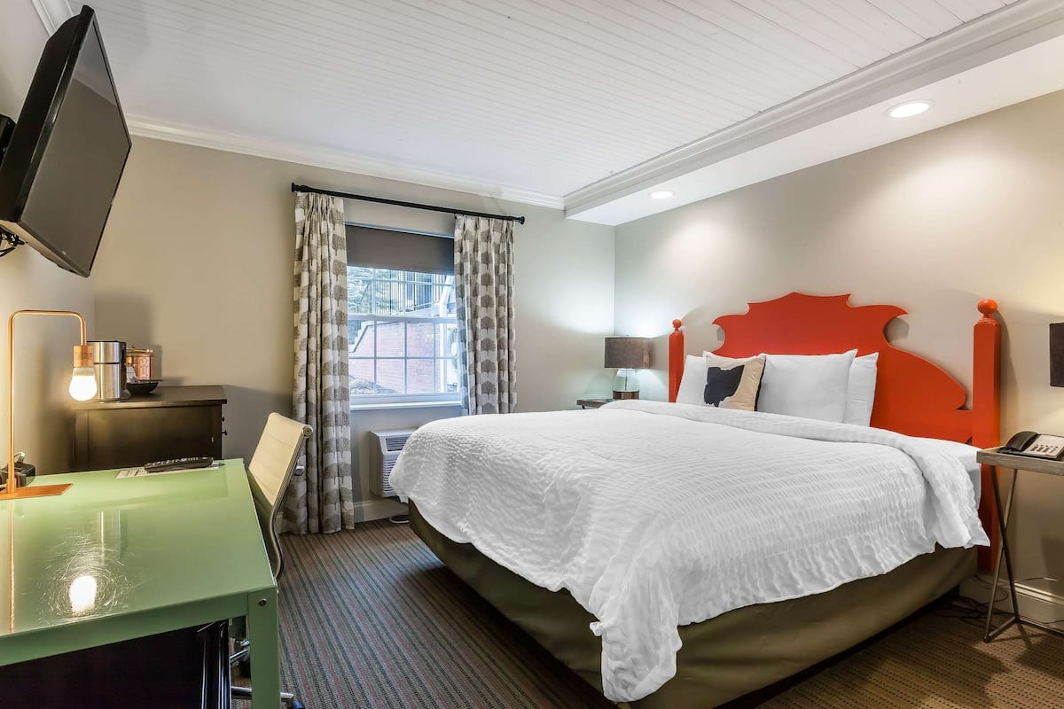 Pillowtop beds, desk, iron/ironing board, free WiFi