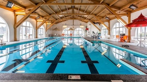 Ein Hallenbad mit Holzbalken, gut sichtbaren Bahnen und einem Schild mit der Aufschrift '3 FT NO DIVING'.