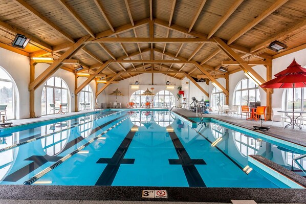 Piscine intérieure, accès possible de 6 h à 21 h, chaises longues