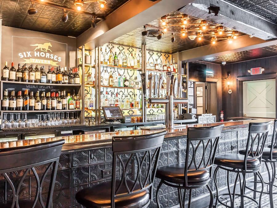 Serves lunch, dinner, and happy hour