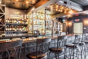 Con servicio de comidas, cenas y happy hour 