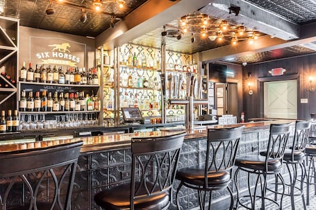 Ofrece almuerzos, cenas y happy hour. The Aurora Inn