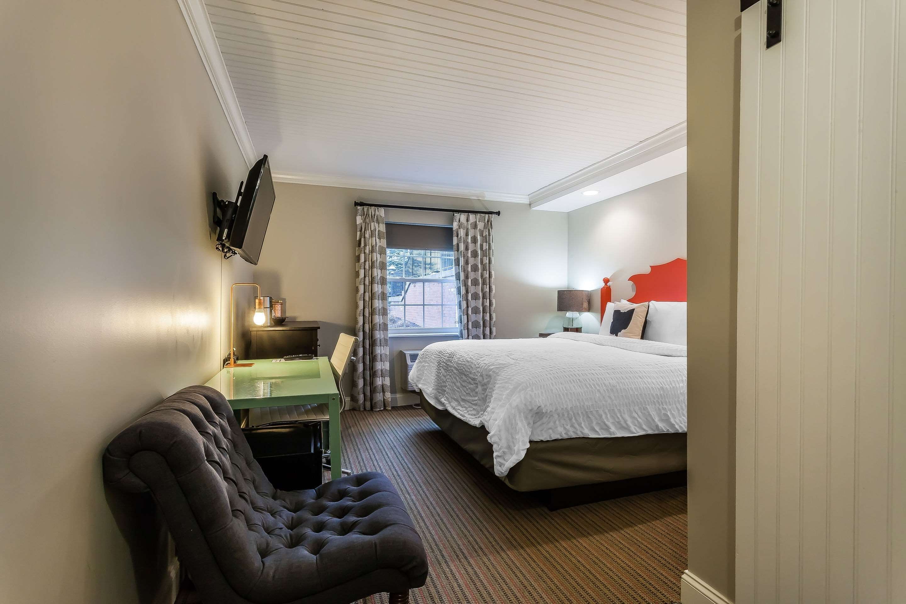 standard room, 1 queen bed with sofa bed, non smoking | pillow-top beds, desk, iron/ironing board, free wifi