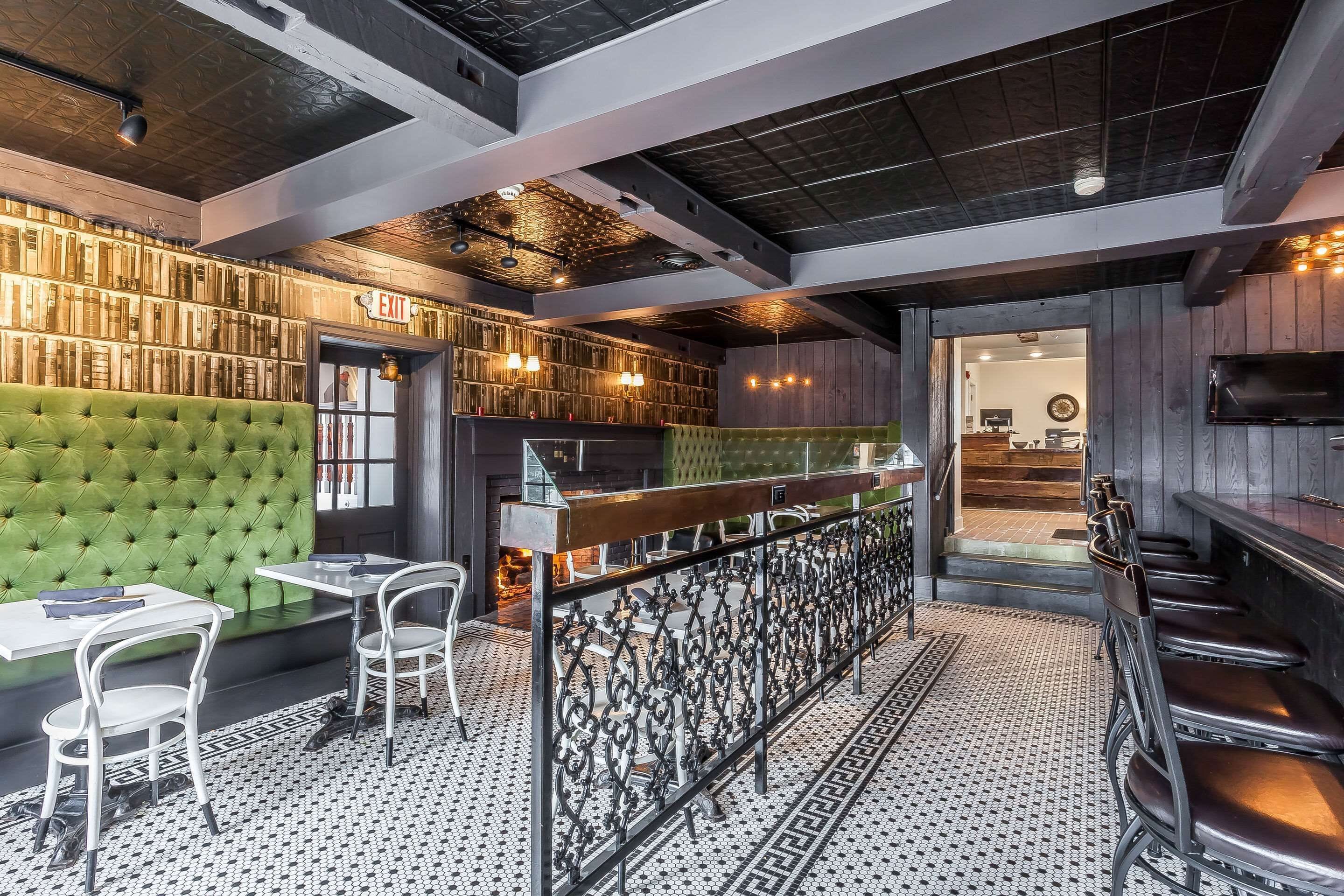 serves lunch, dinner and happy hour