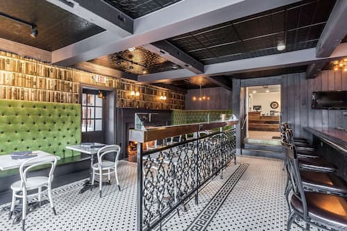 Serves lunch, dinner and happy hour