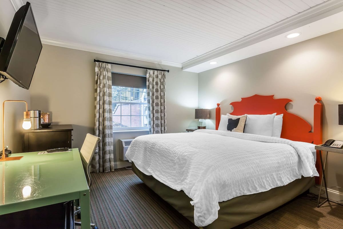 Camas con pillow-top, escritorio y tabla de planchar con plancha