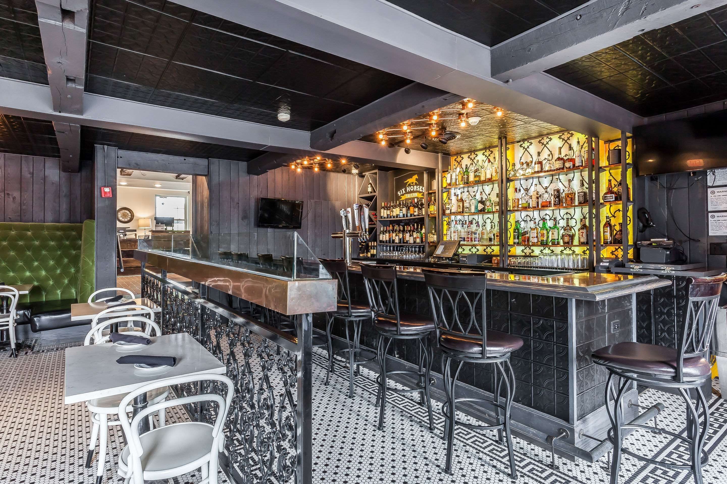 serves lunch, dinner and happy hour