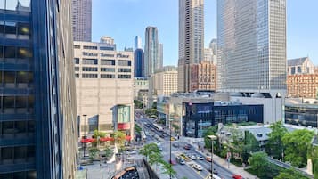 Un paisaje urbano con edificios altos, una calle concurrida y un letrero de Water Tower Place.