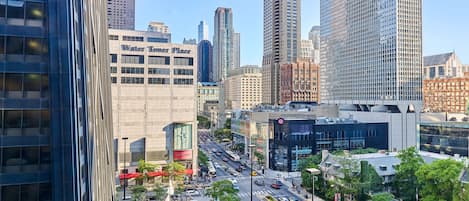 Une vue urbaine avec de hauts immeubles, une rue animée et une enseigne indiquant « Water Tower Place ».