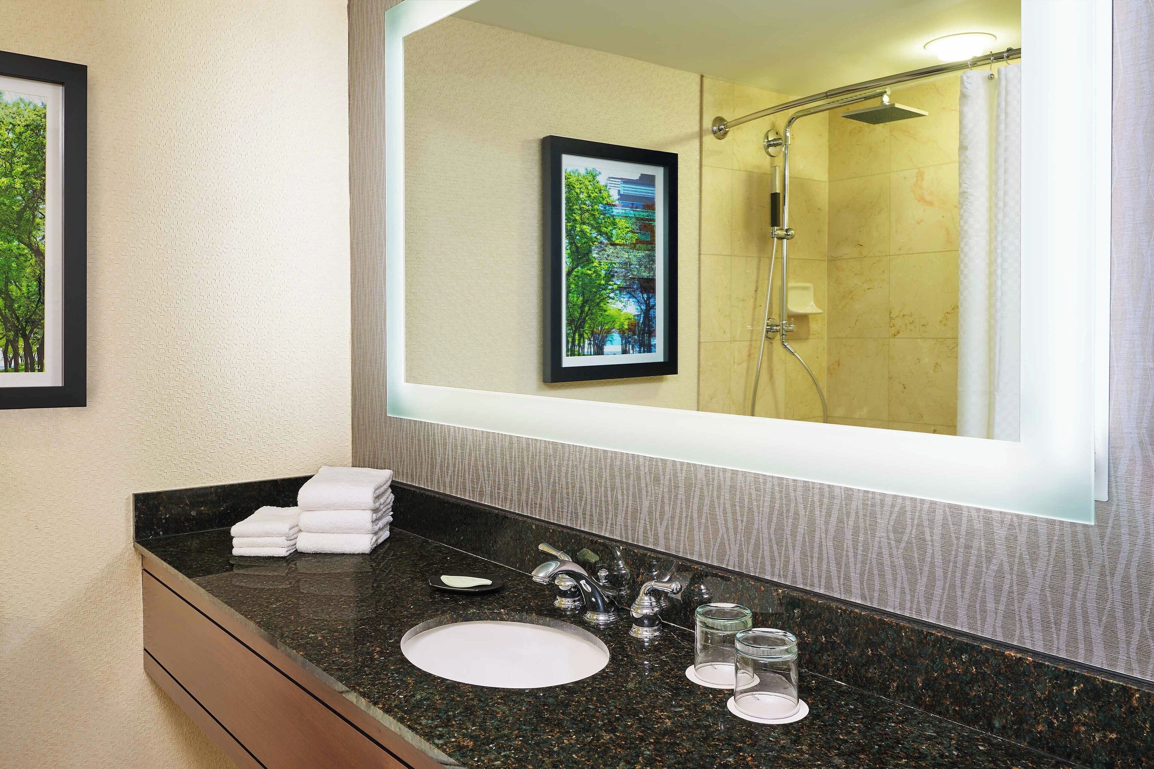 Badkar/dusch, gratis toalettartiklar, hårtork och badrock