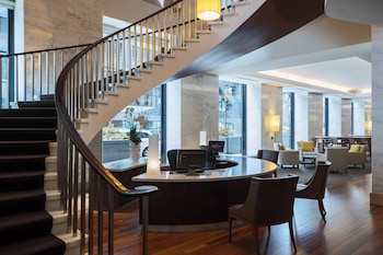 Hotel entrance and lobby at The Westin Michigan Avenue Chicago