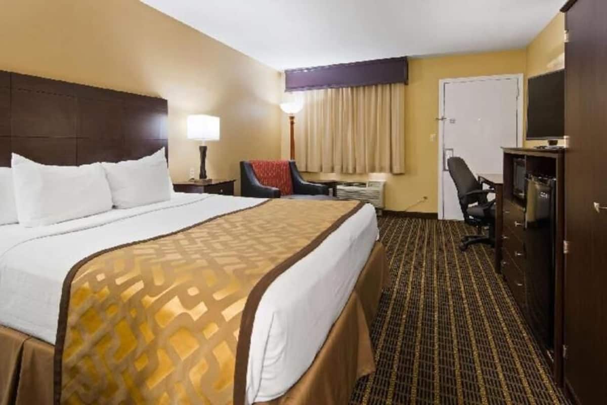 Blackout drapes, iron/ironing board, free WiFi, bed sheets