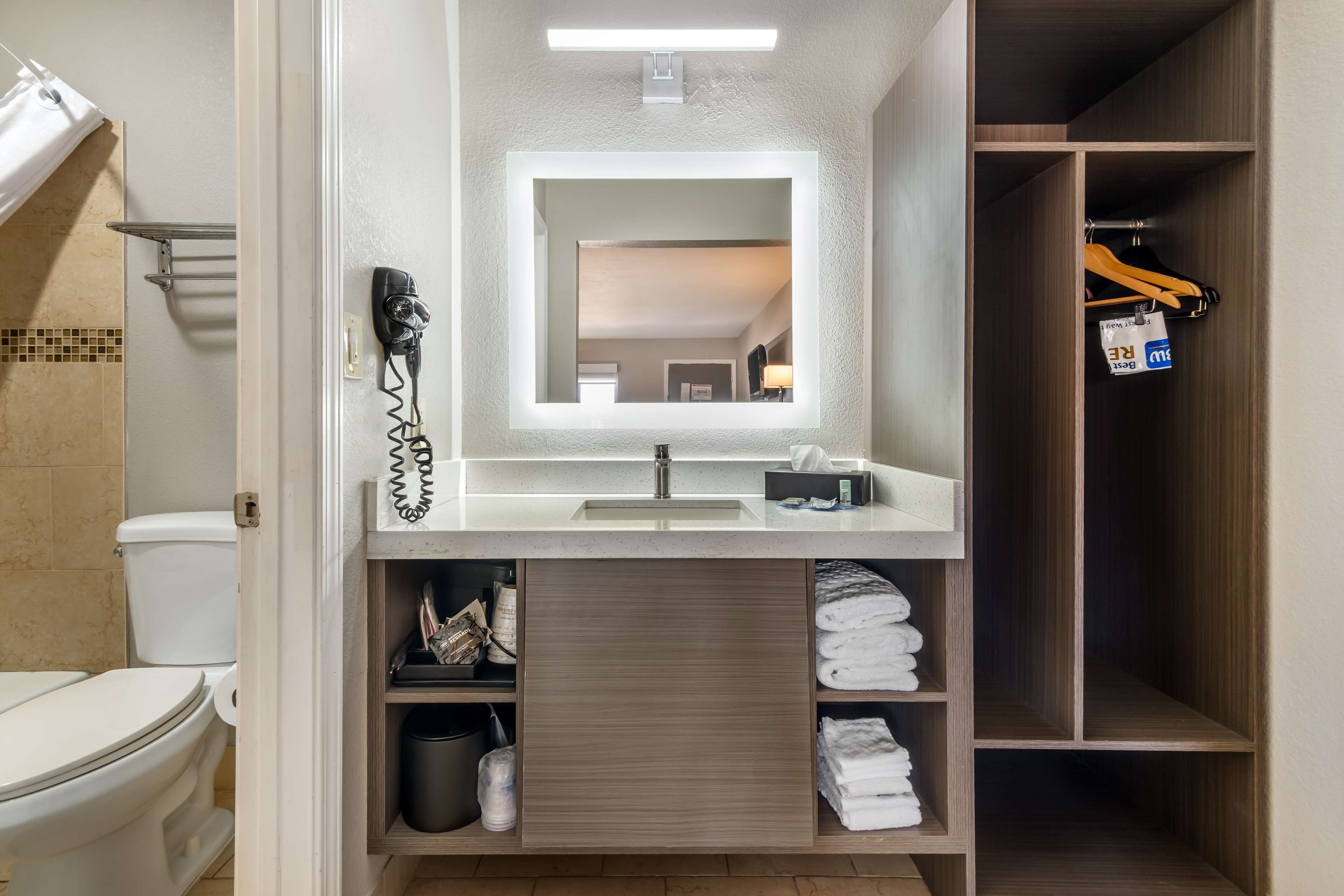 Standard Room, 2 Queen Beds, Non Smoking, Refrigerator & Microwave (Deluxe) | Bathroom