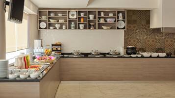 Una cocina moderna con una disposición tipo bufé, que incluye diferentes alimentos y utensilios de cocina.