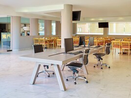 Centro de negocios en la habitación