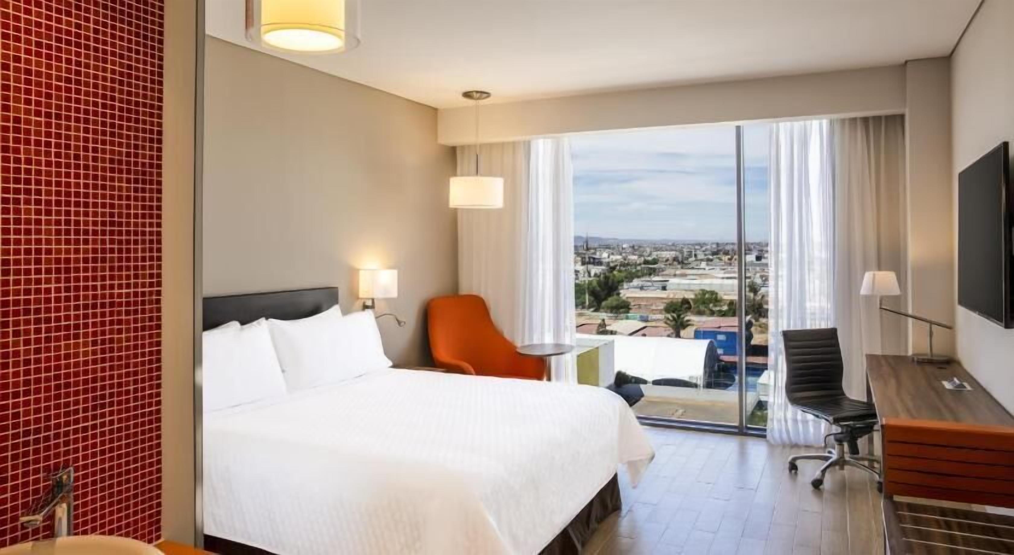 Caja de seguridad en la habitación y escritorio 