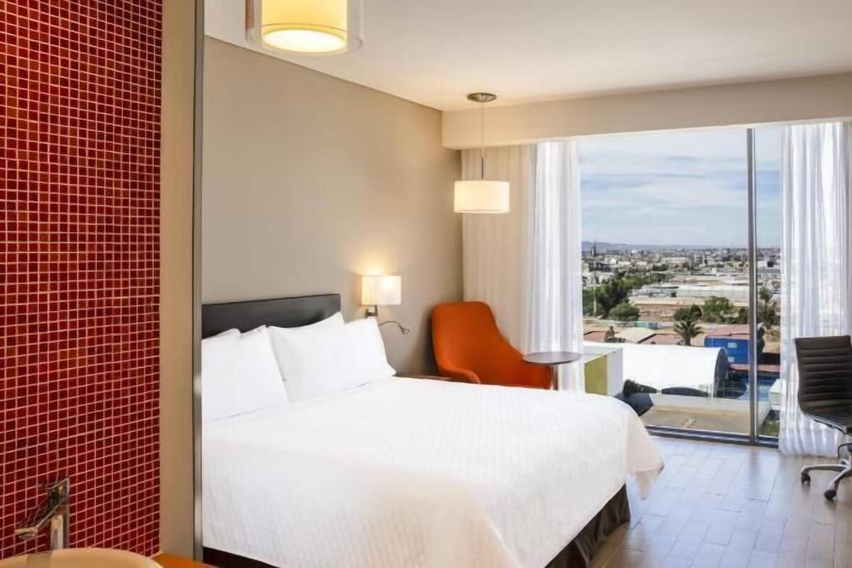 Caja de seguridad en la habitación y escritorio