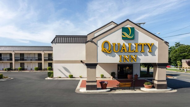 A Quality Inn building with a clear entrance, a parking lot, and a simple facade.
