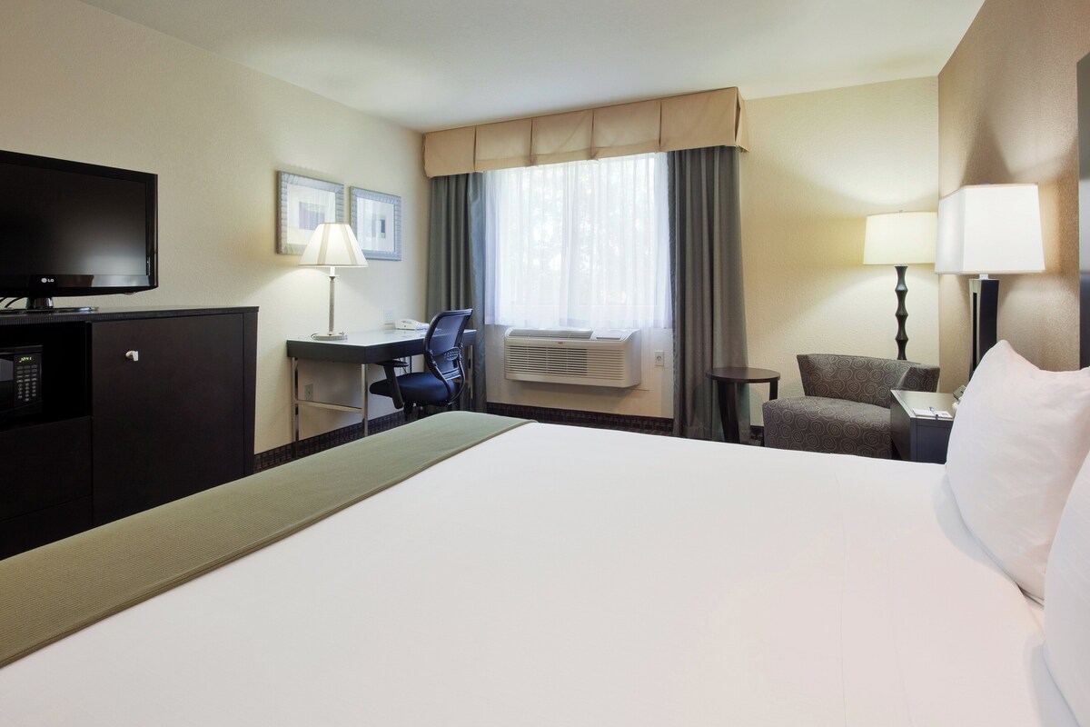 In-room safe, desk, iron/ironing board, WiFi (free)