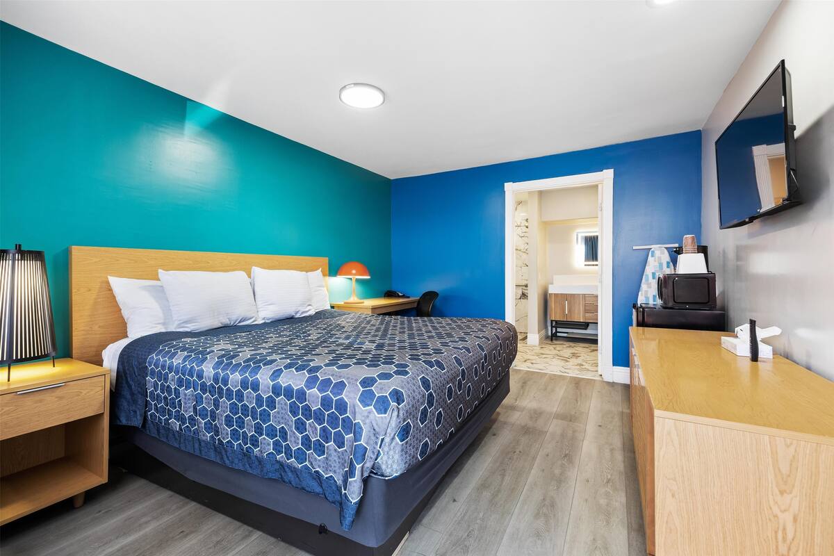 Room, 1 King Bed, Accessible | セーフティボックス (室内)、デスク、遮光カーテン、アイロン / アイロン台