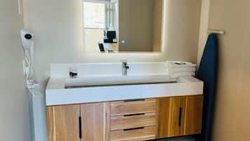 Combined shower/tub, rainfall showerhead, free toiletries, hair dryer