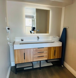 Combined shower/tub, rainfall showerhead, free toiletries, hair dryer