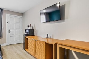 Quarto, 2 camas Queen, acessível | Comodidades do quarto