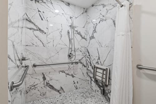 Habitación, 2 camas Queen size, con acceso para personas discapacitadas | Baño | Tina con regadera, regadera tipo lluvia, amenidades de baño gratuitas
