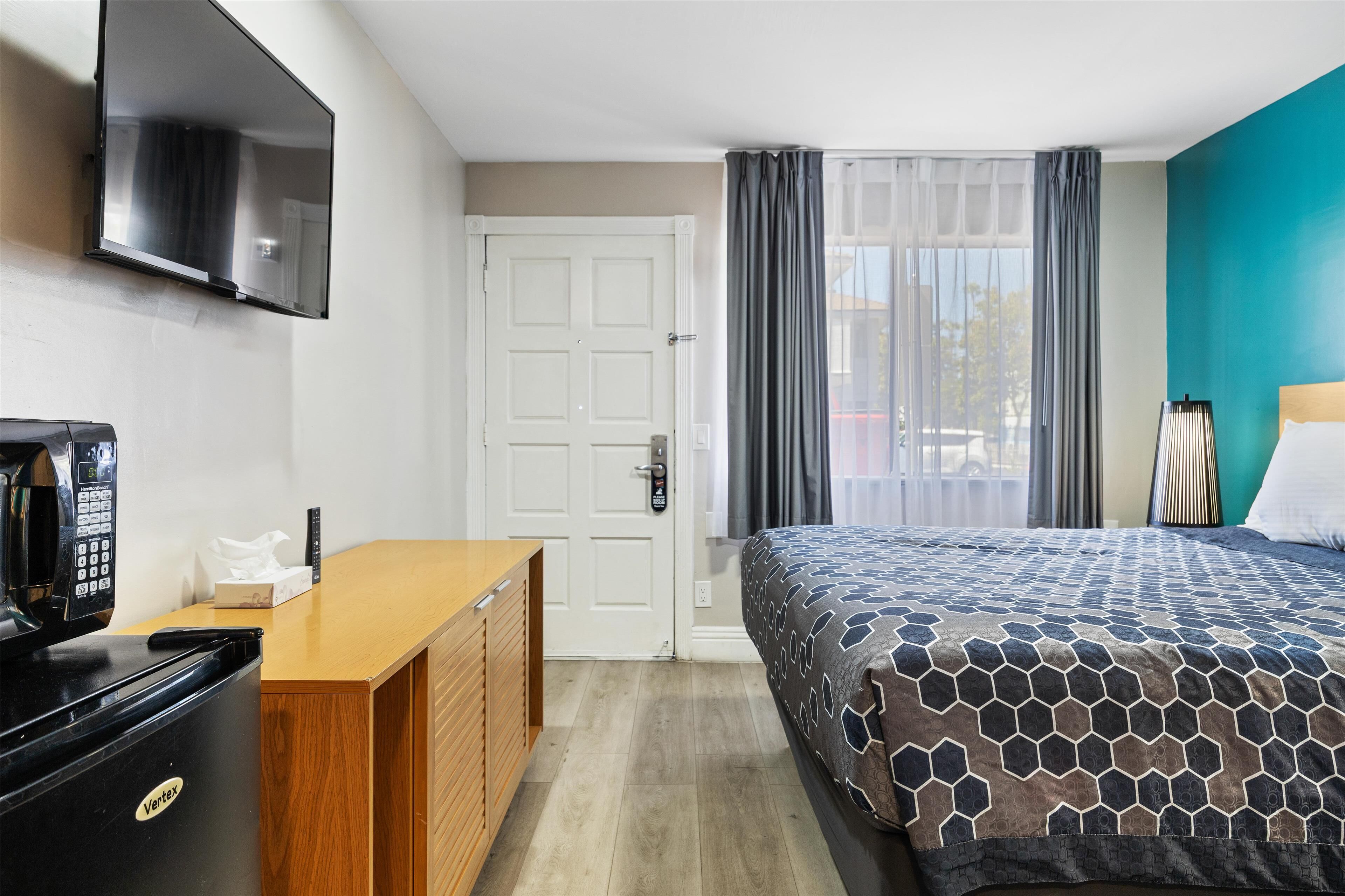 خزنة داخل الغرفة ومكتب وستائر تعتيم ومكواة/لوح كي