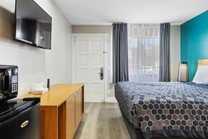 Room, 1 King Bed, Accessible | Cofres nos quartos, escrivaninha, cortinas blackout