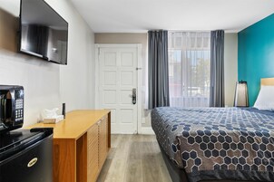 Room, 1 King Bed, Accessible | Una cassaforte in camera, una scrivania, tende oscuranti