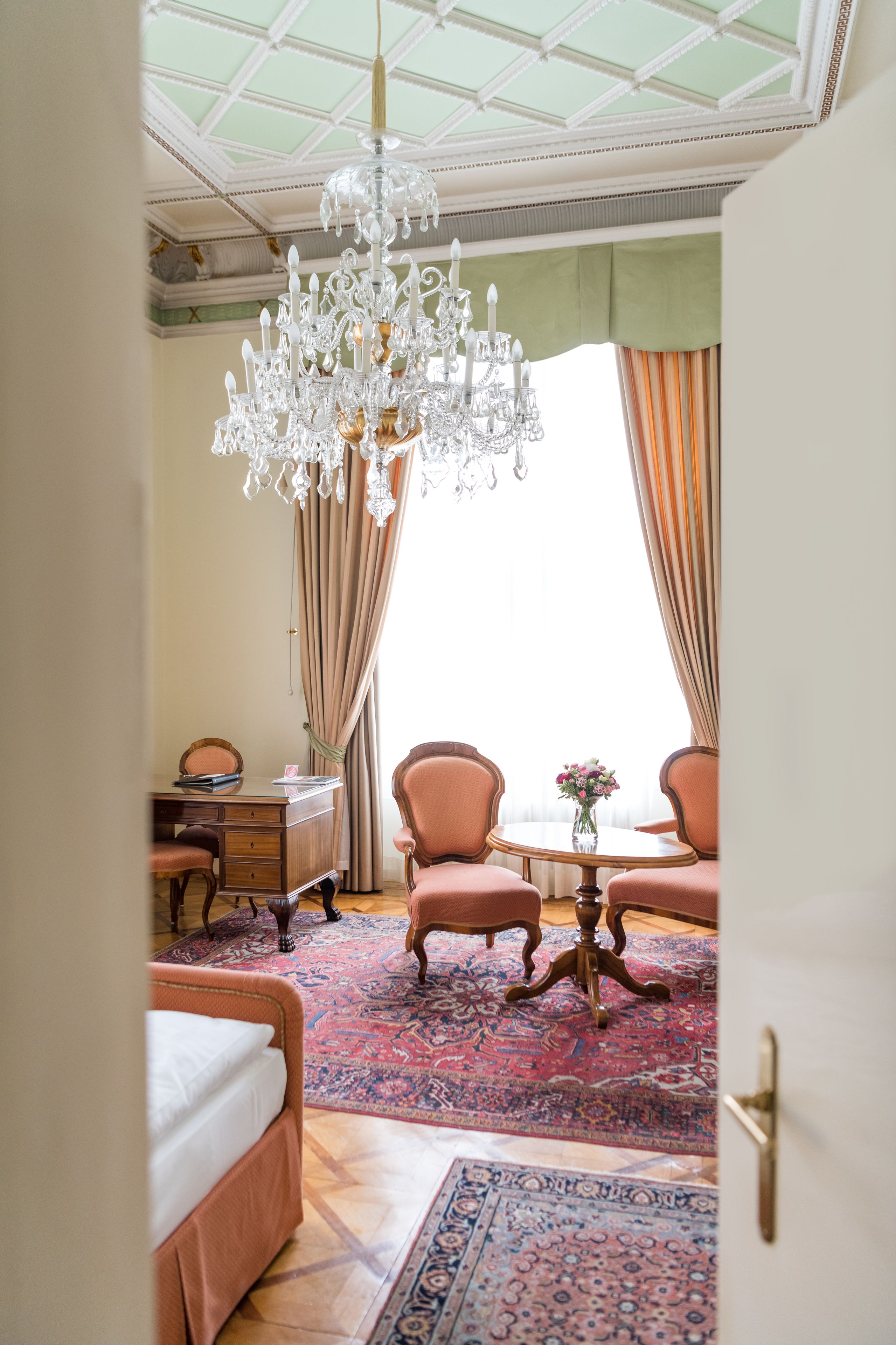 Deluxe-huone, 1 parisänky | Oleskelualue | Taulutelevisio