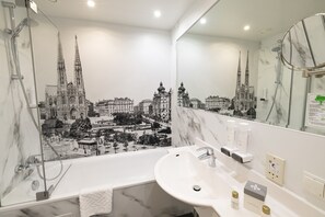 Een bad/douchecombinatie, gratis toiletartikelen, een haardroger