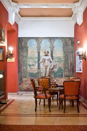 Lobby sitting area - Hotel Regina (Vienna)