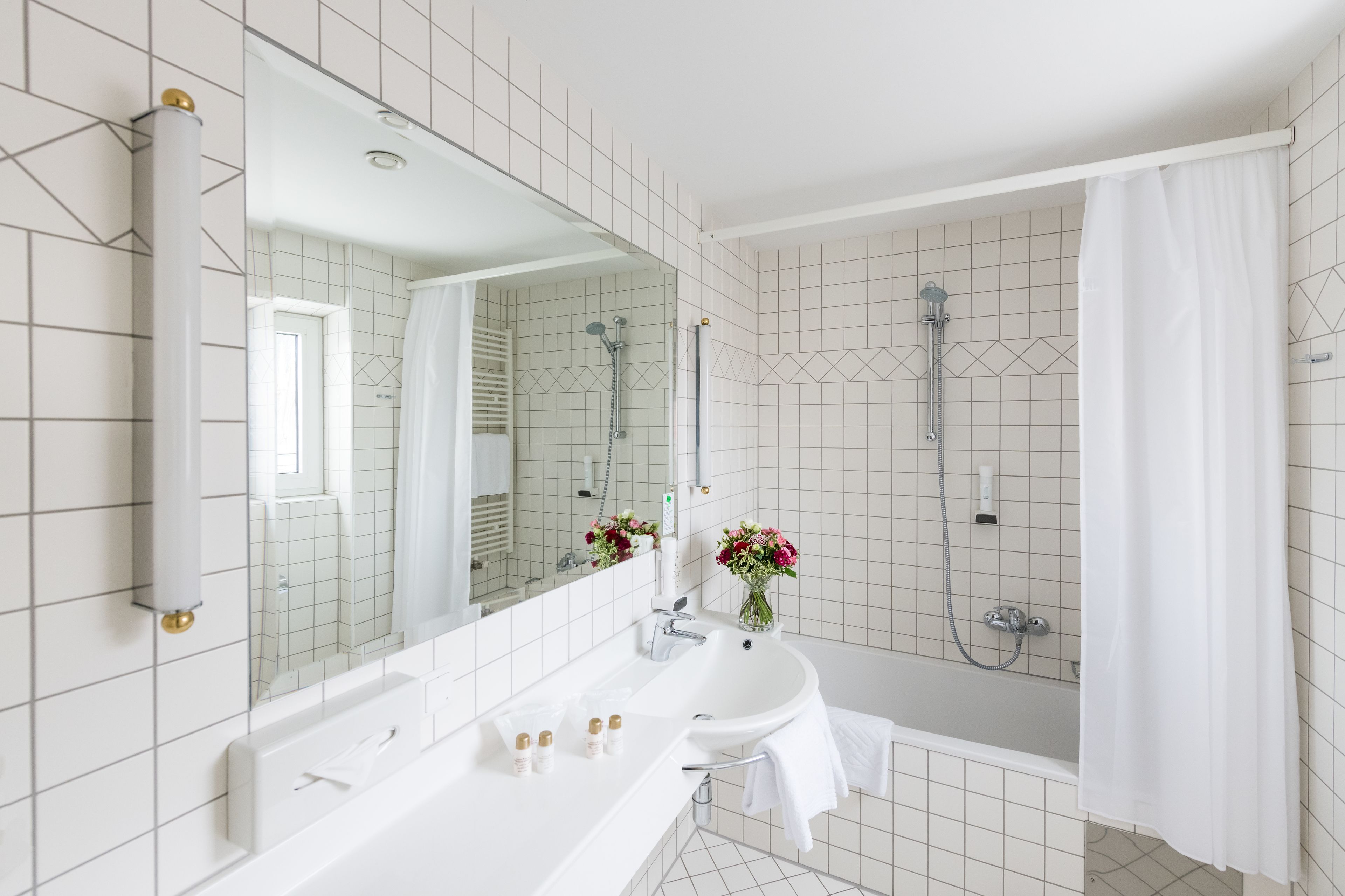 superior room | bathroom | combined shower/bathtub, free toiletries, hair dryer, towels