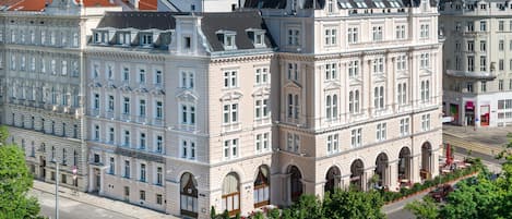 Ein großes, historisches Gebäude mit einem gut sichtbaren Schild, auf dem