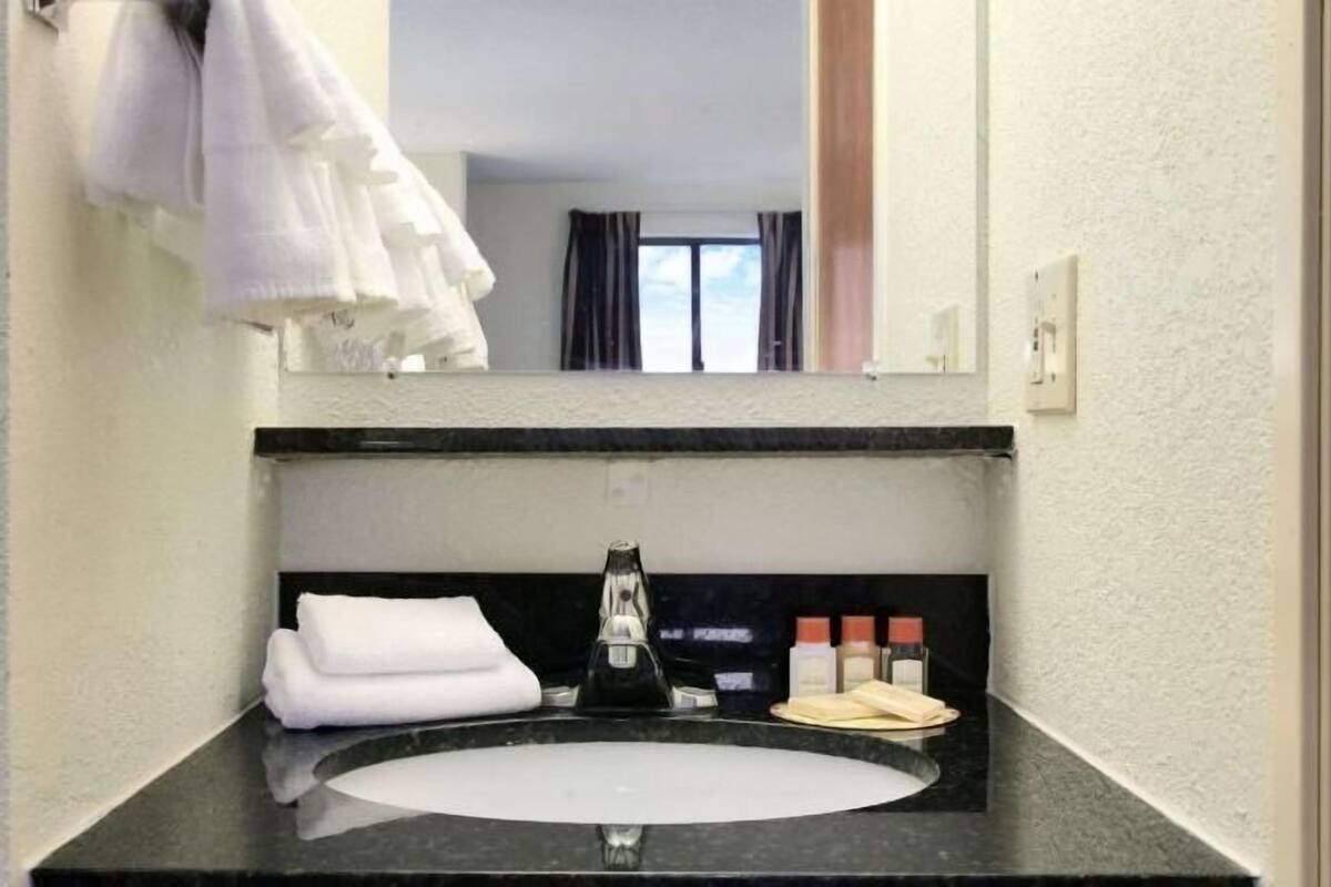 Bathroom | Combined shower/tub, rainfall showerhead, designer toiletries