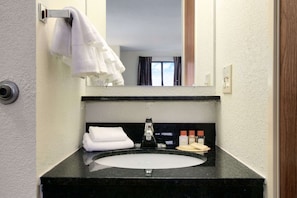 Combined shower/tub, rainfall showerhead, designer toiletries
