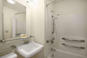 Habitación, 1 cama de matrimonio grande, accesible para personas con discapacidad, no fumadores | Baño | Ducha y bañera combinadas y cabezal de ducha tipo lluvia