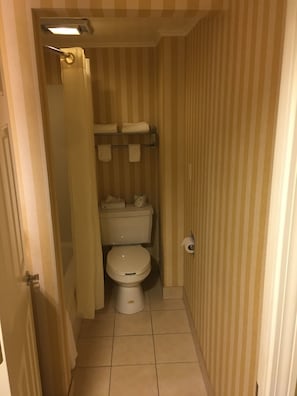 Kamar Double Standar, 2 Tempat Tidur Queen | Kamar mandi