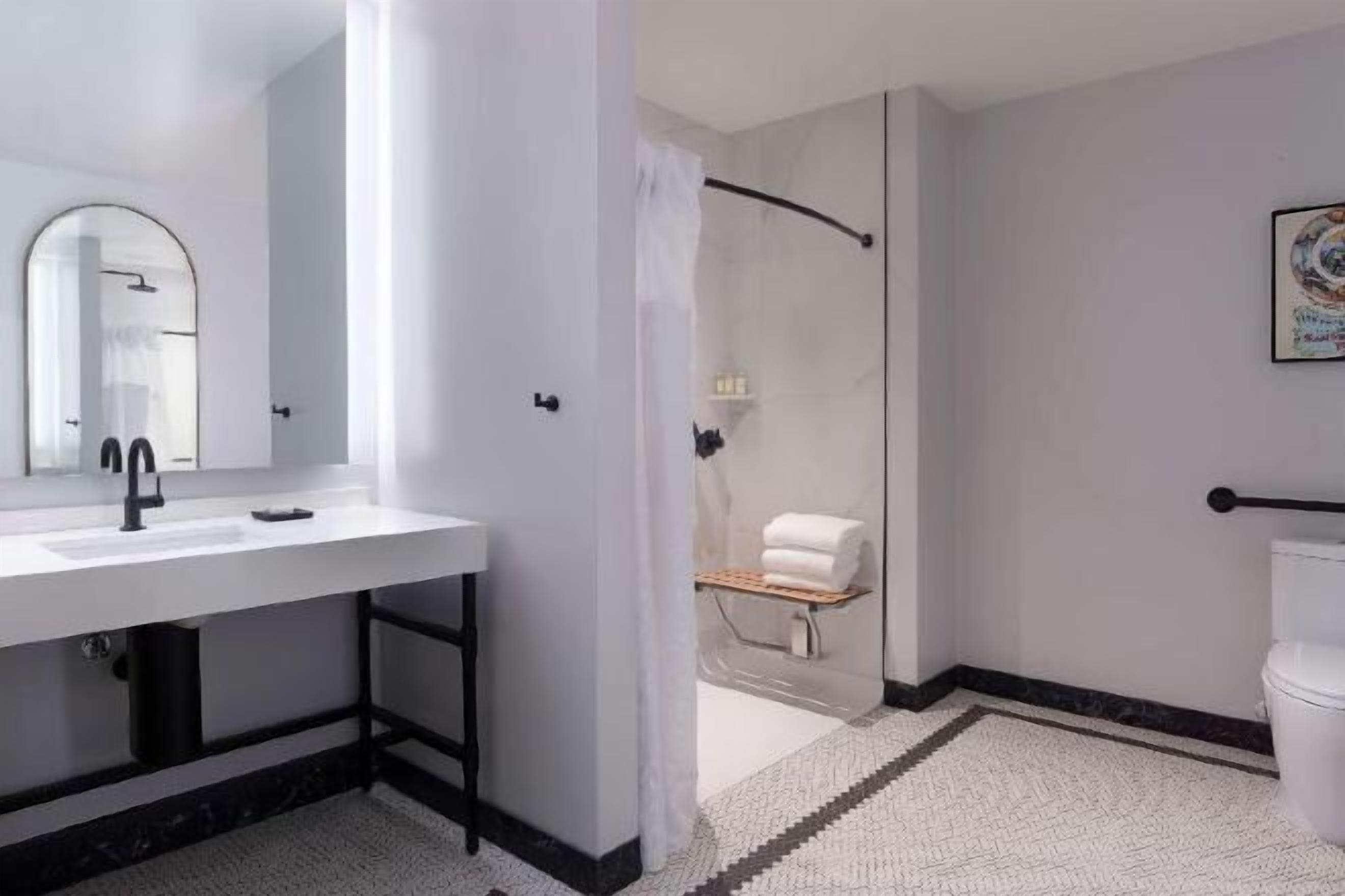 Badezimmer | Duschwanne, Regendusche, kostenlose Toilettenartikel, Haartrockner